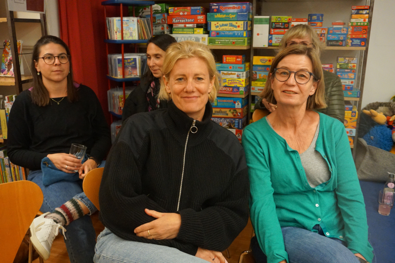 Begeisterte Besucherinnen waren auch Maria Fliri und Barbara Herold, die das Buch „Aberland“ von Gertraud Klemm am 8. und 9.11.2023 in der Kulturbühne in Dornbirn zur Aufführung bringen.