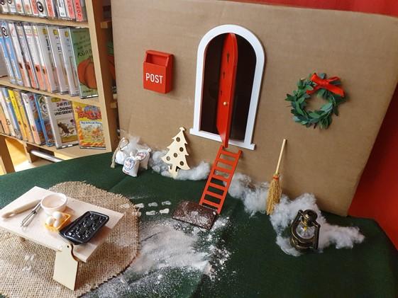 Wichtel in der Bibliothek Satteins