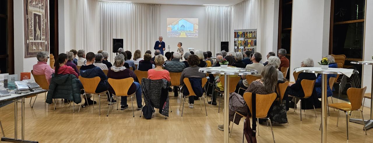 Elmar Simma in der Bibliothek Satteins
