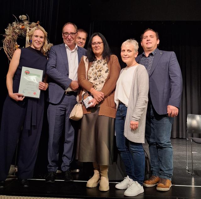 Initiatorin Sabine Begle, Bundesminister Johannes Rauch, Elternvereinsobmann Andreas Hosp, Volksschuldirektorin Daniela Scheer, Bibliotheksleiterin Margit Brunner Gohm und Bürgermeister Andreas Dobler im Rahmen der Preisverleihung am 4.10.2024 im Löwensaal in Hohenems.