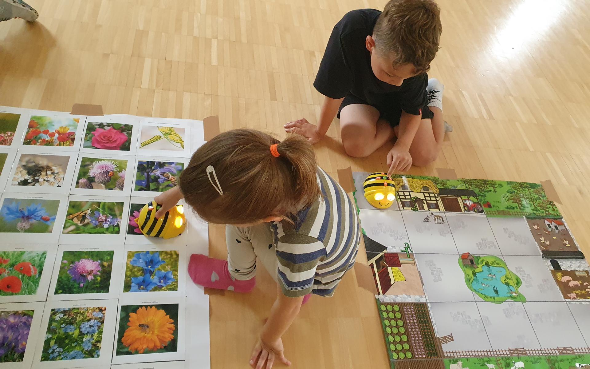 Symbolbild Coole Kids mit coolen Robotern