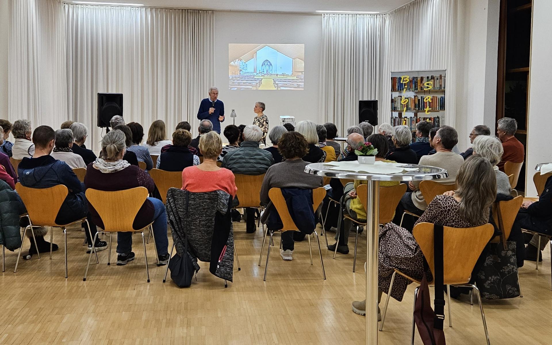 Elmar Simma in der Bibliothek Satteins