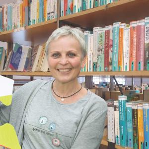 Margit Brunner Gohm leitet seit 2014 die Bibliothek. Montag, Mittwoch und Sonntag im Bibliotheksdienst.