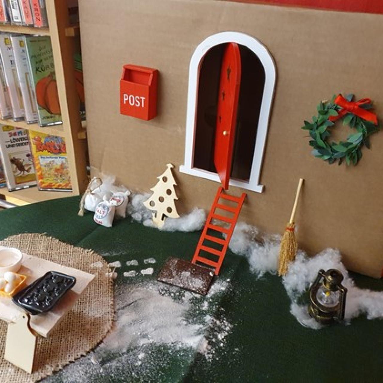 Wichtel in der Bibliothek Satteins