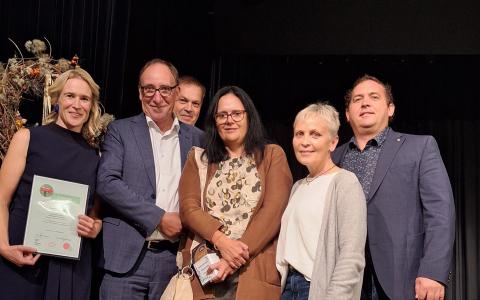 Initiatorin Sabine Begle, Bundesminister Johannes Rauch, Elternvereinsobmann Andreas Hosp, Volksschuldirektorin Daniela Scheer, Bibliotheksleiterin Margit Brunner Gohm und Bürgermeister Andreas Dobler im Rahmen der Preisverleihung am 4.10.2024 im Löwensaal in Hohenems.