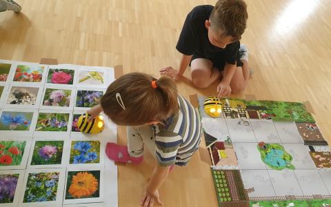 Symbolbild Coole Kids mit coolen Robotern